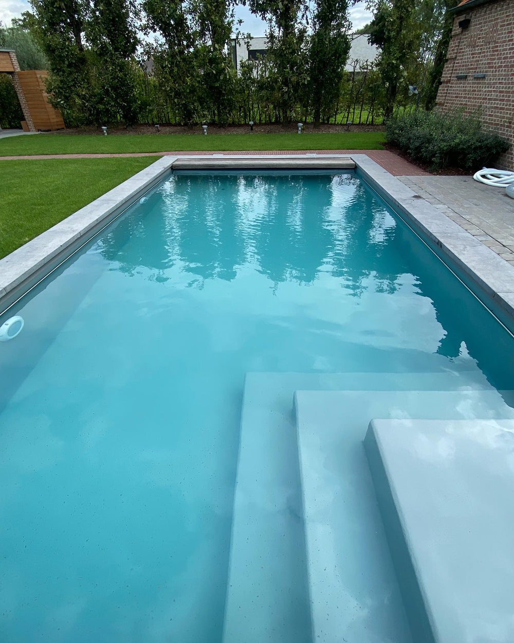 Zwembad na de polyester renovatie